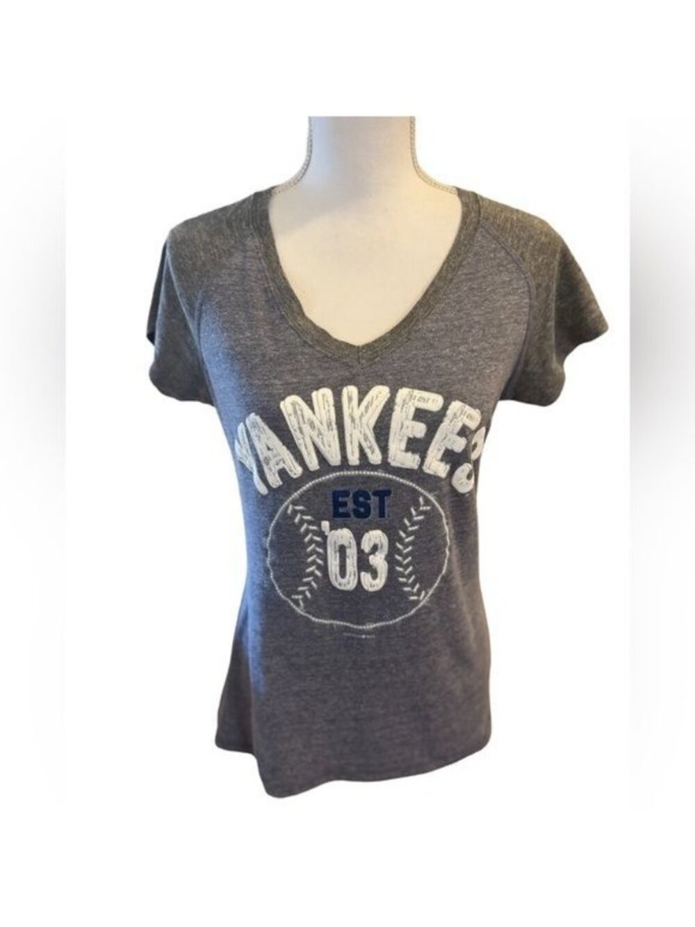 NY Yankees Short Sleeve T-Shirt Size Large Puff Accent Graphic Gray Blue